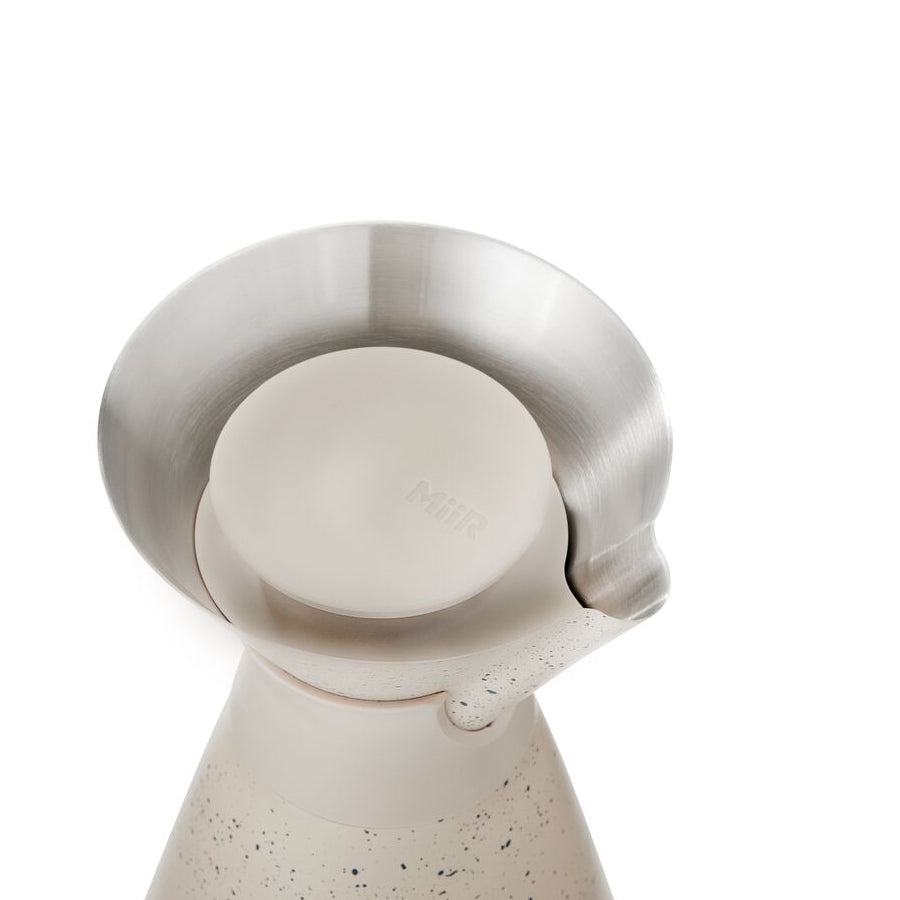 new-standard-carafe-p4 WebPDP-33oz_New_Standard_Carafe_Desert_Tan_Speckle_Studio__CAR1SVOS224_45_Lid_On.jpg